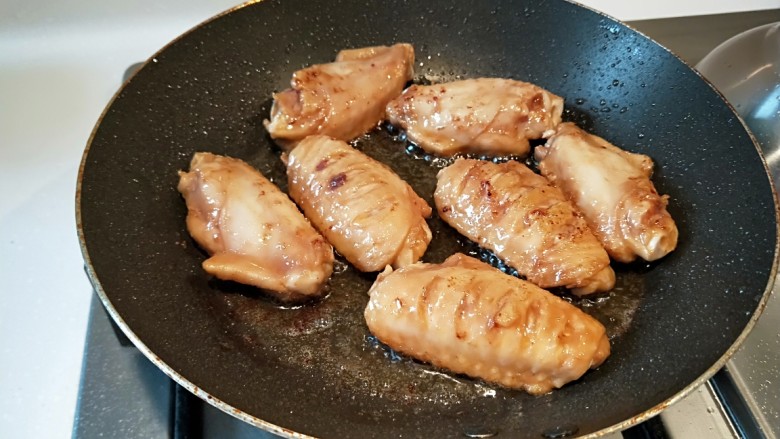 香煎多味鸡翅,放入鸡翅小火慢慢煎制。