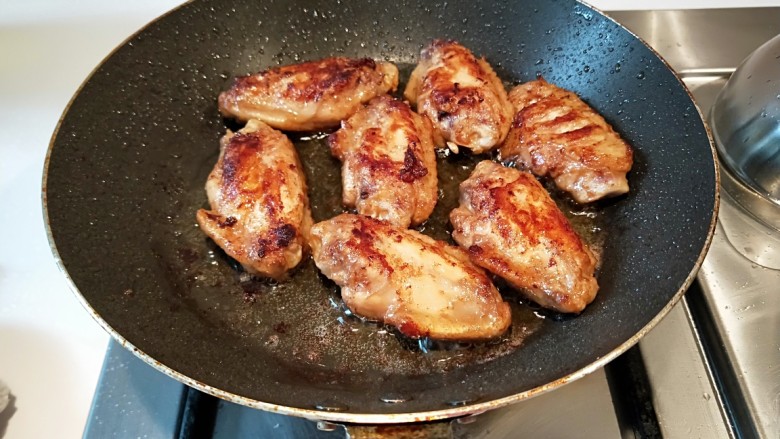 香煎多味鸡翅,煎制好的鸡翅可以出锅了。