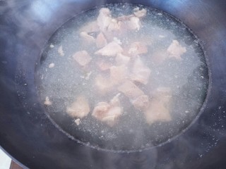 牛肉番茄土豆砂锅,颜色变白就可以捞出