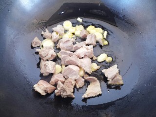 牛肉番茄土豆砂锅,把牛肉倒进去炒熟
