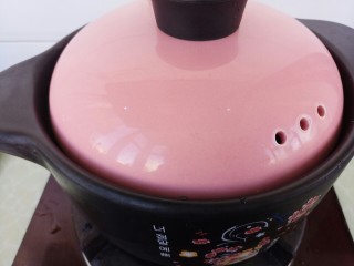 牛肉番茄土豆砂锅,盖盖子小火炖，炖20分钟左右