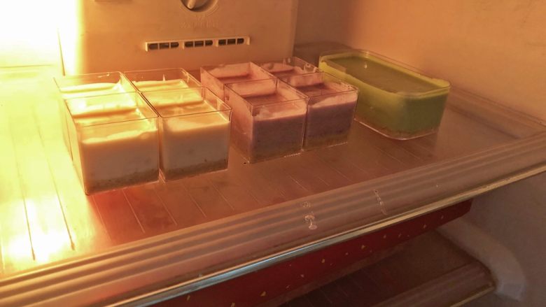 酸奶三色慕斯——有冰箱就能做的蛋糕,放入冰箱冷藏5小时以上。
