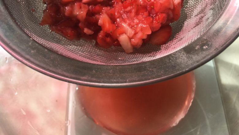 桃花酥,腌制好的草莓会出很多草莓汁，过滤出65克草莓汁
