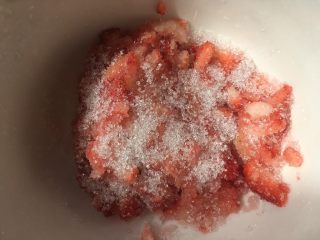 桃花酥,新鲜草莓洗干净，去蒂切碎块加砂糖腌制两个小时