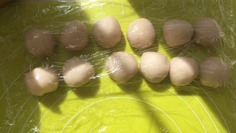 桃花酥,将水油皮材料分成12等份，将每一份揉圆，盖保鲜膜松弛