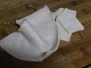 豆浆机版猪皮冻,猪皮洗干净，用刀子削去猪皮内的油脂。