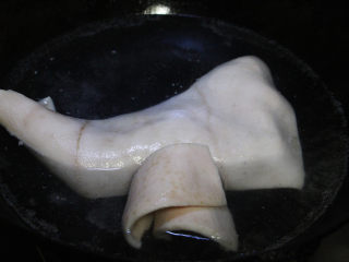豆浆机版猪皮冻,入锅煮两三分钟。