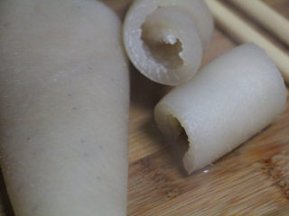 豆浆机版猪皮冻,煮过的猪皮质地变硬，用小镊子把猪皮上残留的猪毛拔干净。