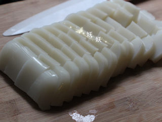 豆浆机版猪皮冻,切成片状。