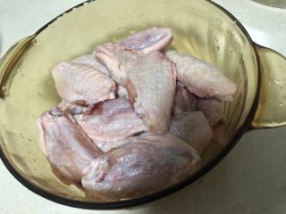奥尔良烤鸡翅,选择鸡翅洗净沥干水分备用。