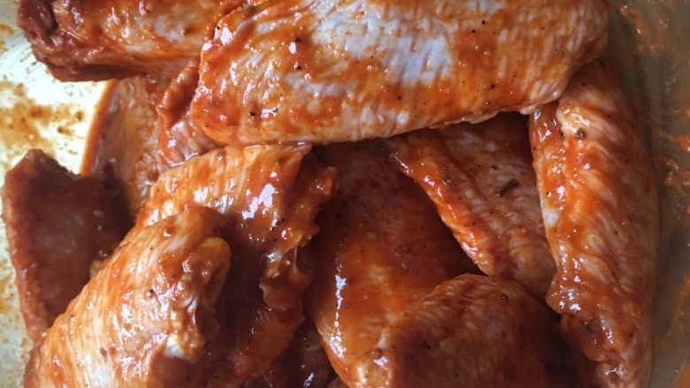 奥尔良烤鸡翅,腌制期间将鸡翅再搅拌几下、让鸡翅腌制得更均匀。