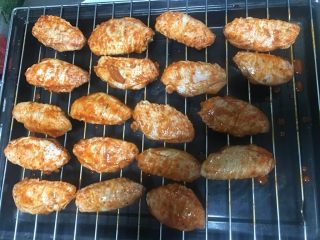 奥尔良烤鸡翅,鸡翅均匀地摆放在烤架上。
