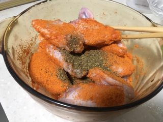 奥尔良烤鸡翅,一次性撒上奥尔良调料、花椒粉，不喜欢花椒粉的可以不放。