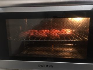 奥尔良烤鸡翅,烤箱预热后设置200度，中层烘烤15分钟左右至表皮金黄即可。
