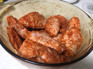 奥尔良烤鸡翅,搅拌均匀密封、冰箱冷藏腌制一夜。