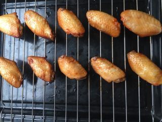 奥尔良烤鸡翅,烤熟的鸡翅金黄剔透。
