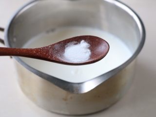 自制宝宝酸奶,温热后即可离火，菌粉倒入勺子里，