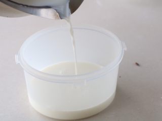 自制宝宝酸奶,搅拌好的牛奶倒入酸奶机盒子里，