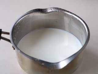 自制宝宝酸奶,纯奶倒入奶锅里