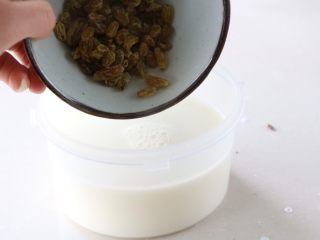 自制宝宝酸奶,加入适量的葡萄干；葡萄干提前用开水浸泡洗净；