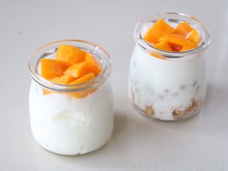 自制宝宝酸奶,装在杯子里，放适量的芒果，特享受！