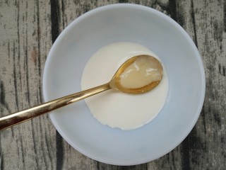 自制蛋挞,再加一勺炼乳，可以微波炉稍微加热一下，使糖和炼乳融化