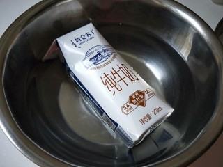 快手自制油条,纯牛奶一盒，要想起的快就用一百度的开水泡5分钟在用。