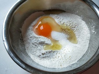 快手自制油条,面粉250克，加入一个鸡蛋，2克酵母，加入适量花生油。