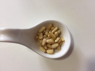 减脂早餐❤️芒果燕麦酸奶杯,准备适量的松子仁