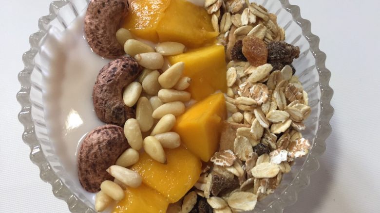 减脂早餐❤️芒果燕麦酸奶杯,缝隙里填上松子仁