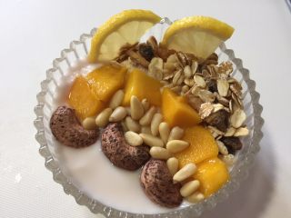 减脂早餐❤️芒果燕麦酸奶杯,把柠檬插入酸奶杯中