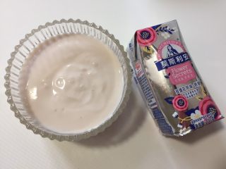 减脂早餐❤️芒果燕麦酸奶杯,酸奶倒入玻璃碗中，任意酸奶