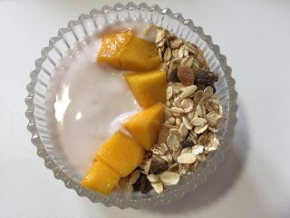 减脂早餐❤️芒果燕麦酸奶杯,加入芒果，