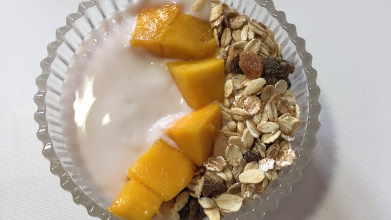 减脂早餐❤️芒果燕麦酸奶杯,加入芒果，
