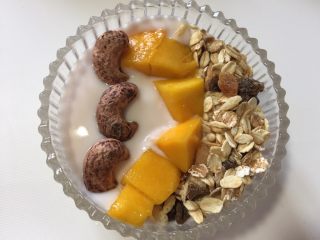 减脂早餐❤️芒果燕麦酸奶杯,加入腰果