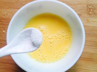奶香黄金馒头片#快手早餐#,打散均匀再加适量的盐，充分打散均匀