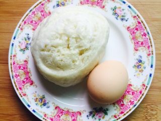 奶香黄金馒头片#快手早餐#,准备好食材：馒头、鸡蛋