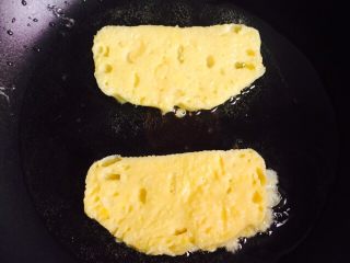 奶香黄金馒头片#快手早餐#,两片一起煎，煎至金黄色