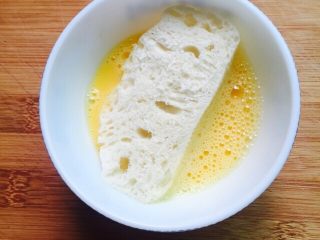 奶香黄金馒头片#快手早餐#,馒头片放入蛋液里