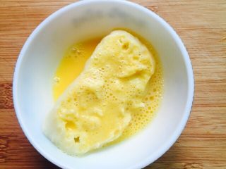 奶香黄金馒头片#快手早餐#,两面都均匀的裹上蛋液