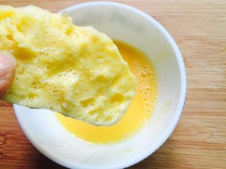 奶香黄金馒头片#快手早餐#,裹上蛋液的馒头片
