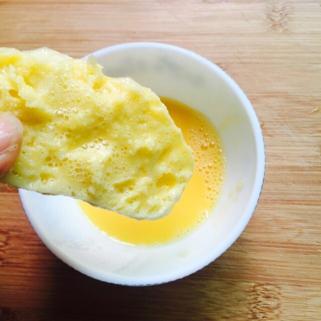 奶香黄金馒头片#快手早餐#,裹上蛋液的馒头片