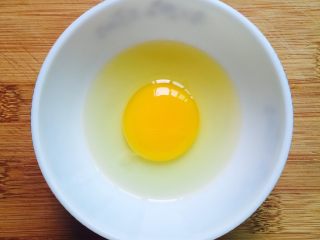 奶香黄金馒头片#快手早餐#,鸡蛋打入碗里