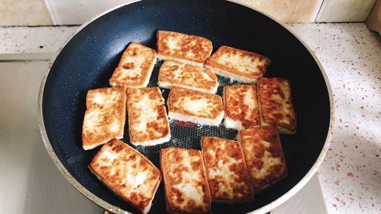 家常香煎豆腐块,煎至两面金黄，出锅备用