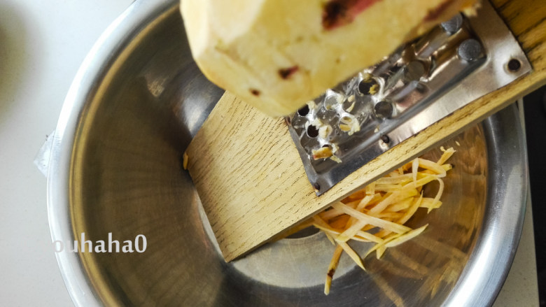 红薯丝粥,用擦床把红薯（地瓜）擦成丝，用刀切也可以。
