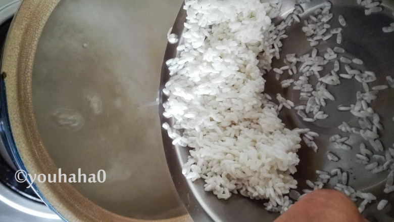 红薯丝粥,砂锅放入足量的水先烧开，水开后放入泡好的大米。