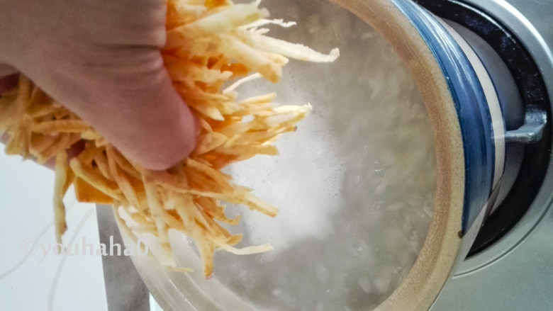 红薯丝粥,煮五分钟后放入地瓜丝，用饭勺搅拌几下，避免沾锅底。