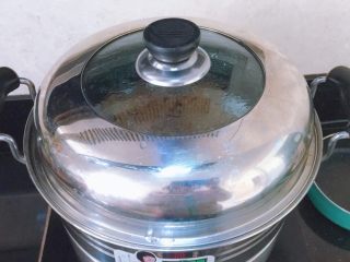 香芋蒸排骨,蒸锅烧开水后放入排骨，蒸30分钟