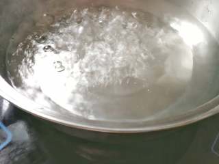 月半弯炒（拌）面,在切菜时，烧水至沸