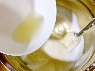芒果奶酪慕斯杯,将柠檬汁加入奶油奶酪和奶油吉利丁混合液中，搅拌均匀。加入柠檬汁可以让慕斯液细腻而不腻味。